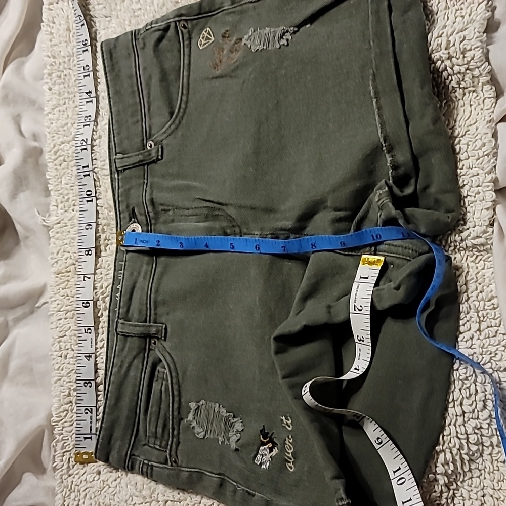 OLIVE DENIM EMBROIDERED MID RISE STRETCH SHORT BEE DETAIL - Picture 12 of 12